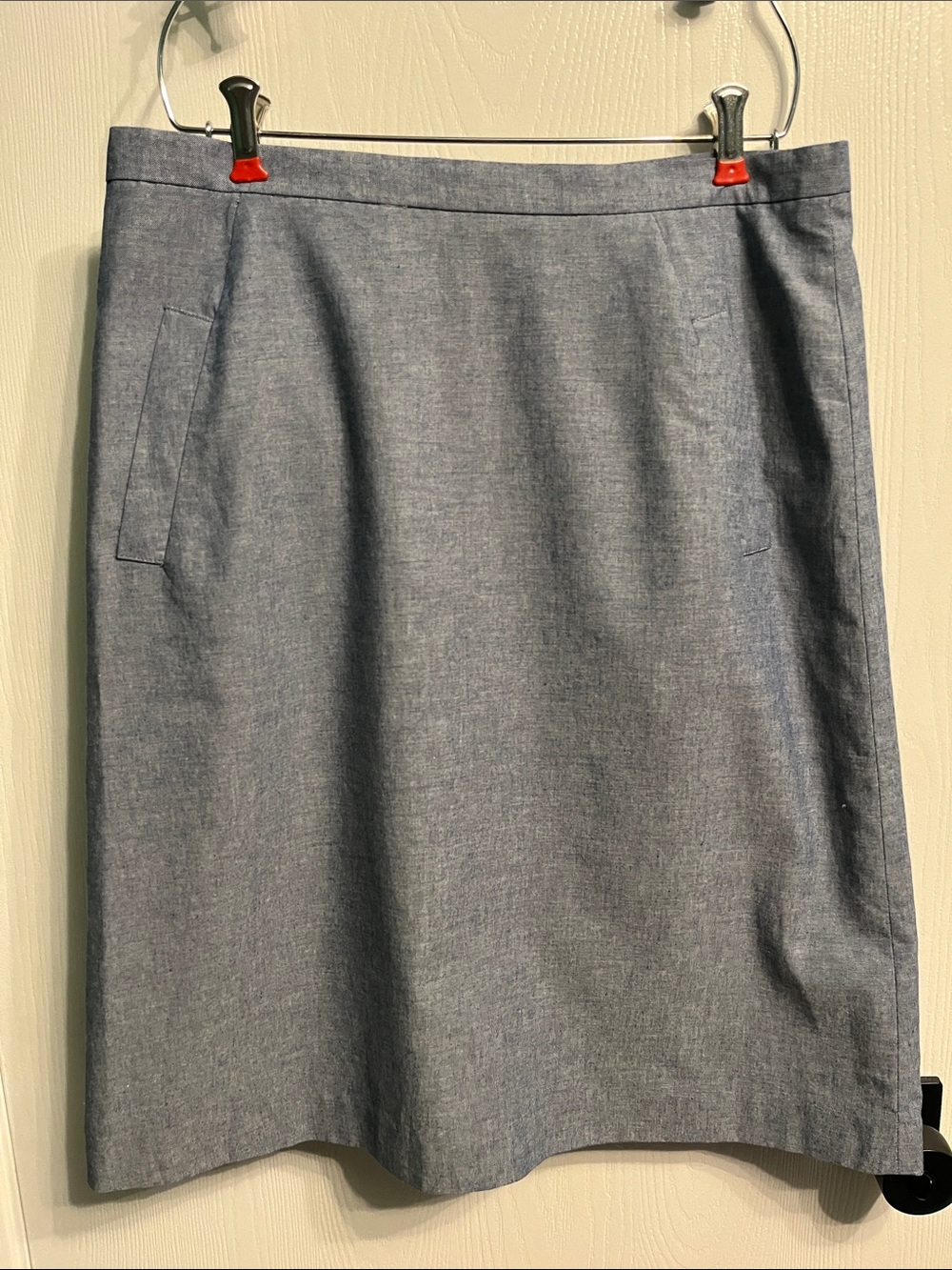 Women’s Kasper size 8 100% cotton business skirt! Has two pockets and a lining!